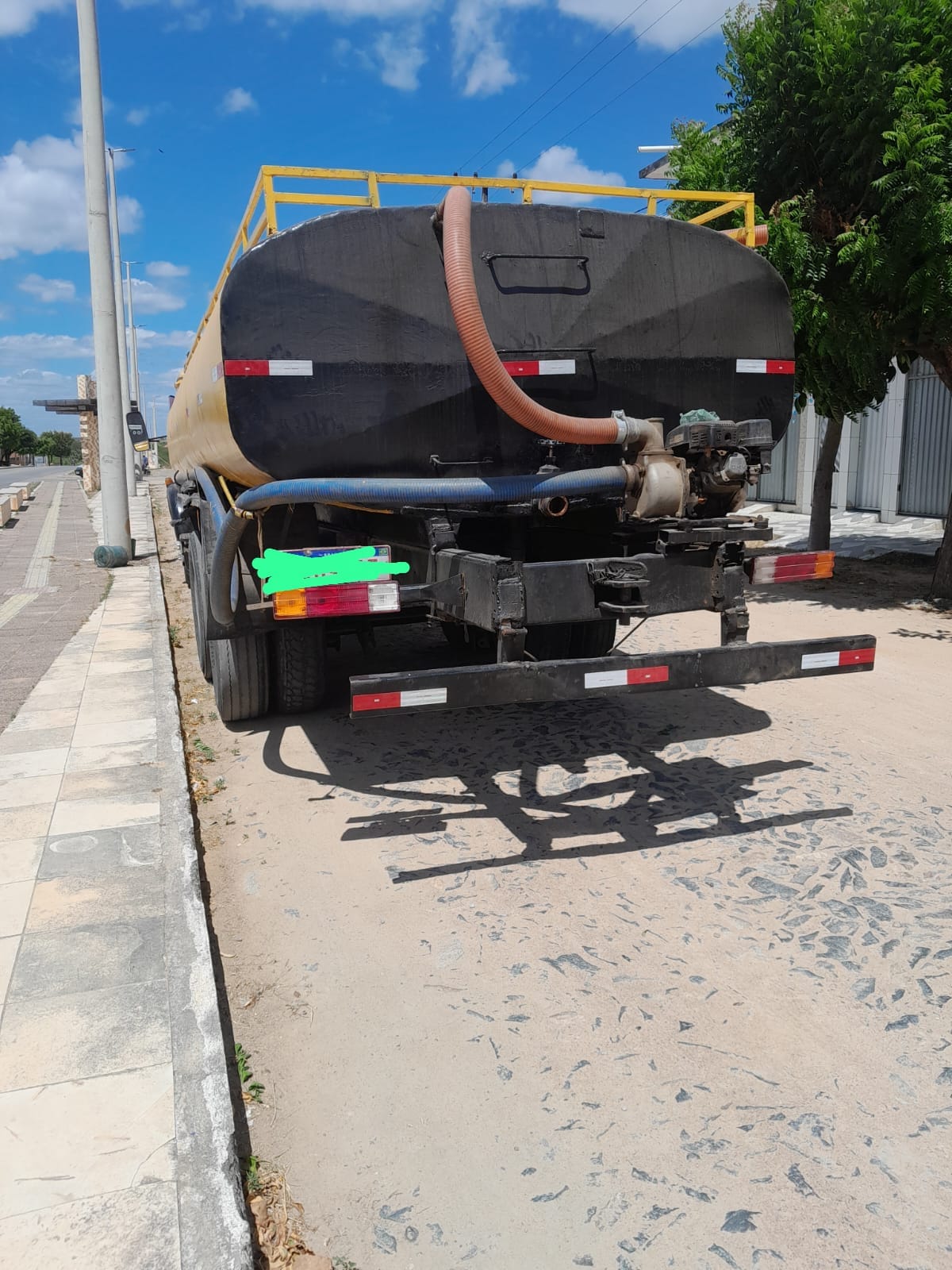Parte traseira de caminhão-tanque da frota