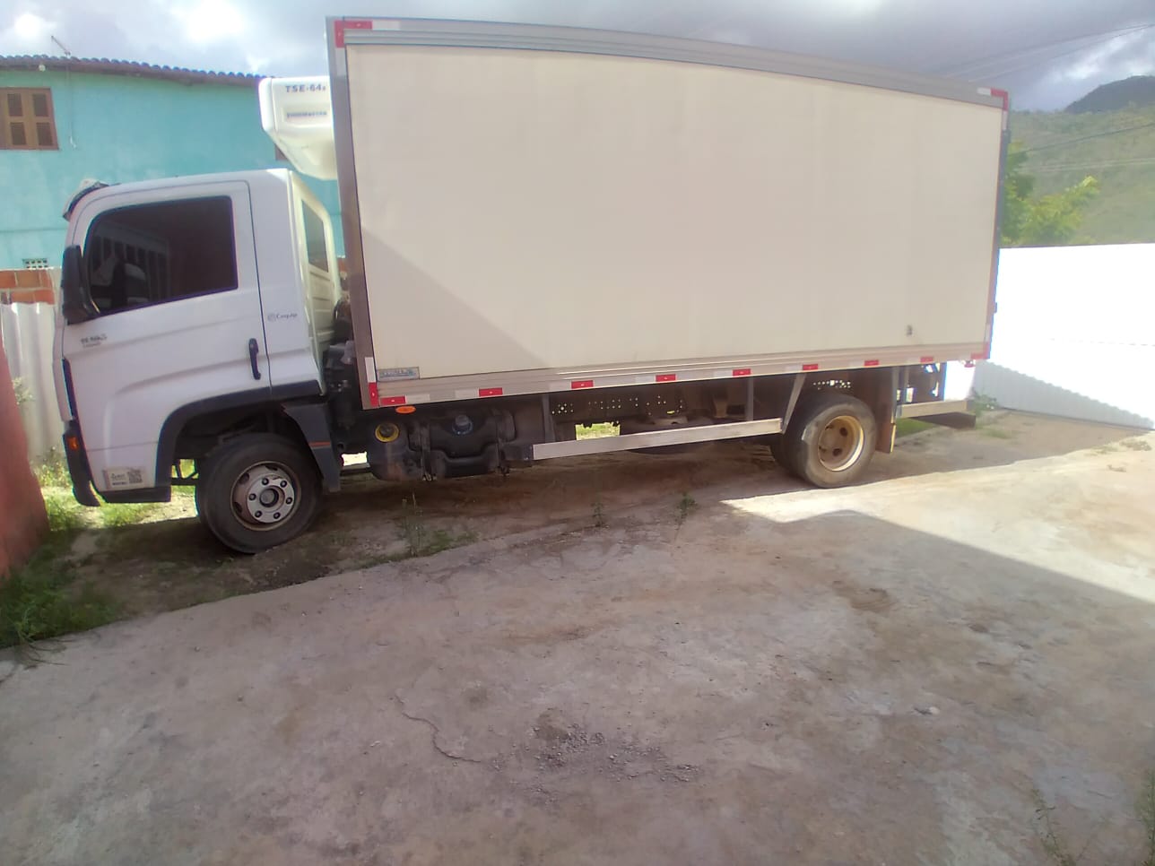 Caminhão baú da frota estacionado no pátio